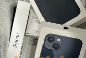 Πρόκειται για ένα ολοκαίνουργιο Apple iPhone 13 στο χρώμα Midnight Black,