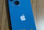 Πρόκειται για ένα ολοκαίνουργιο Apple iPhone 13 στο χρώμα Midnight Black,