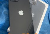 Πρόκειται για ένα ολοκαίνουργιο Apple iPhone 13 στο χρώμα Midnight Black,